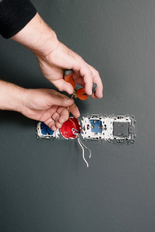 a-step-by-step-guide-to-fixing-common-electrical-issues-with-newcastles-top-electricians